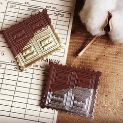 金箔：革のチョコ　切手型ブローチ　スイート（茶）金の包み紙 1枚目の画像