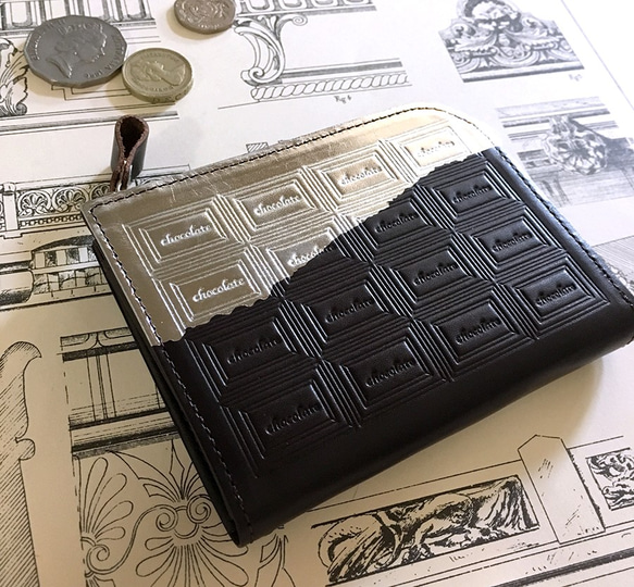 革のビターチョコ・ファスナーミニ財布（銀の包み紙 1枚目の画像