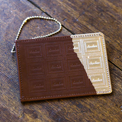 革のチョコレート・パスケース（銀の包み紙） 2枚目の画像