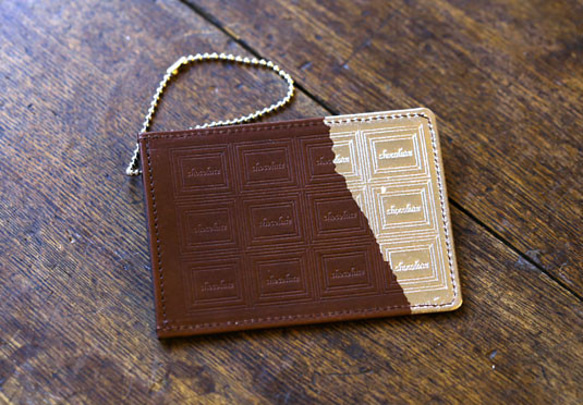革のチョコレート・パスケース（銀の包み紙） 2枚目の画像