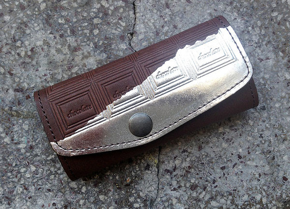 革のチョコレート・キーケース（銀の包み紙） 1枚目の画像