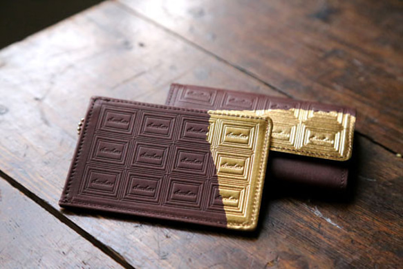 革のチョコレート・パスケース（金の包み紙） 1枚目の画像