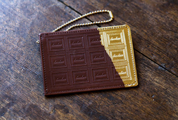 革のチョコレート・パスケース（金の包み紙） 2枚目の画像