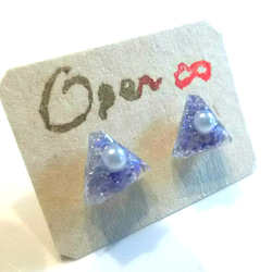 【送料無料】オパールフレークの小さな三角ピアス/ノンホールピアス 2枚目の画像