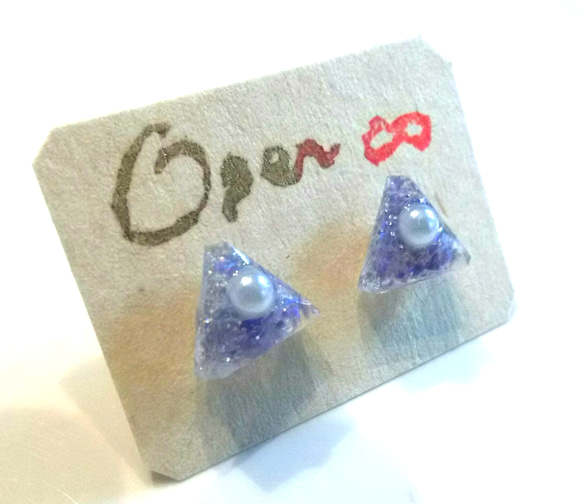 【送料無料】オパールフレークの小さな三角ピアス/ノンホールピアス 2枚目の画像