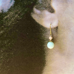 天然石アマゾナイトとシャンパンゴールドパールのアンティーク風な耳飾り 1枚目の画像
