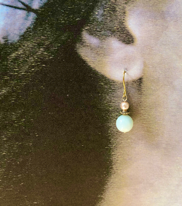 天然石アマゾナイトとシャンパンゴールドパールのアンティーク風な耳飾り 1枚目の画像
