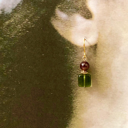 オリーブスクエアチェコビーズと天然石ガーネットの耳飾り 2枚目の画像