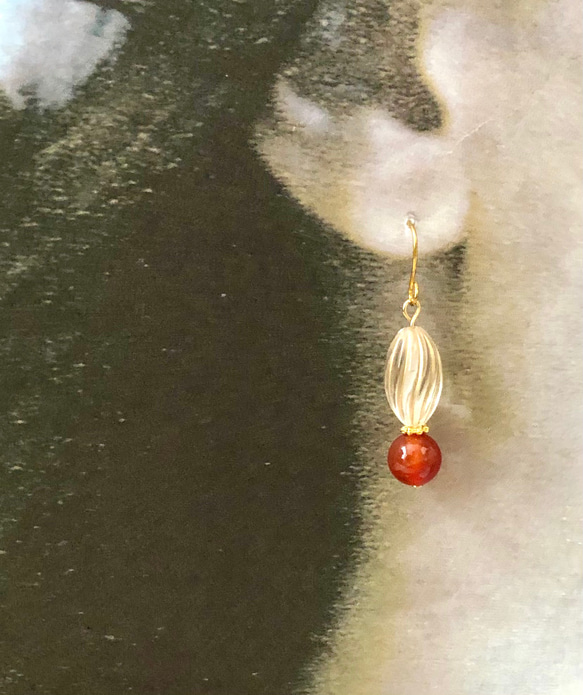 アンティーク風ゴールドラインナッツ×天然石カーネリアンの耳飾り 1枚目の画像