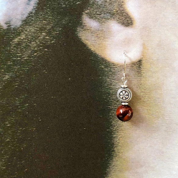 アンティークフラワーランタン＊天然石レッドタイガーアイの耳飾り 2枚目の画像