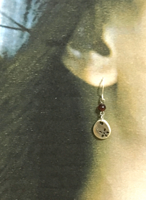 天然石レッドタイガーアイ・アンティークメタルフラワーの耳飾り 2枚目の画像
