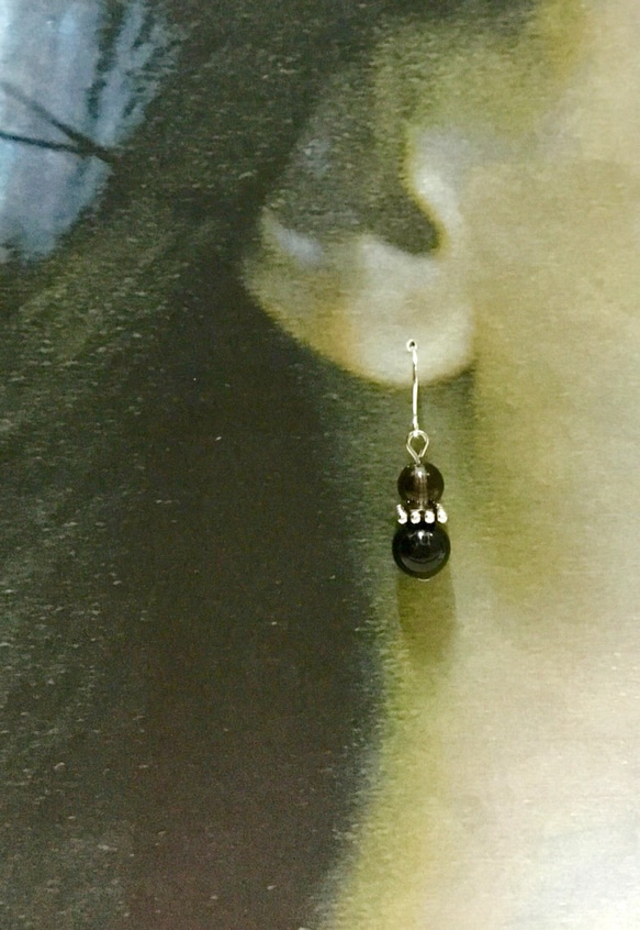 スモーキークォーツ×オニキス・アンティークシルバーサンドの耳飾り 3枚目の画像