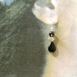 天然石スモーキークォーツ・アンティークスクエアフラワーとチェコブラックの耳飾り 1枚目の画像