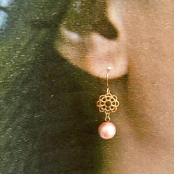 透かしフラワー・ピンクコットンパールの耳飾り 1枚目の画像