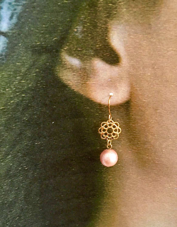 透かしフラワー・ピンクコットンパールの耳飾り 1枚目の画像