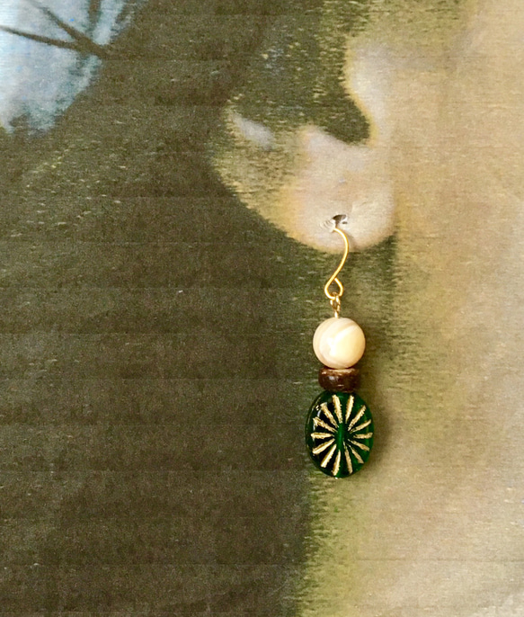 マザーオブパール・チェコエメラルドのアンティーク風耳飾り 2枚目の画像