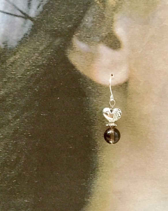 アンティークぷっくりハートシルバー・天然石スモーキークォーツの耳飾り 2枚目の画像