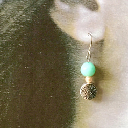 アンティークサニー・天然石グリーンアマゾナイトとシャンパンゴールドパールの耳飾り 2枚目の画像