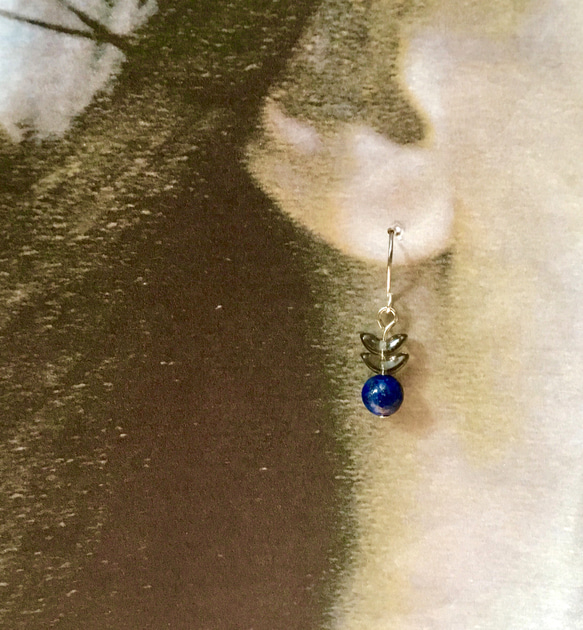 三日月チェコ＊天然石ラピスラズリの耳飾り 1枚目の画像