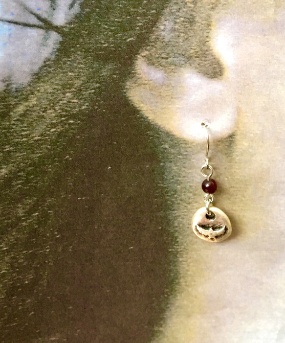天然石レッドタイガーアイ・メタルイーグルの耳飾り(ピアス/イヤリング) 2枚目の画像