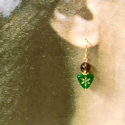 レトログリーン＊トライアングルチェコと天然石スモーキークォーツの耳飾り 2枚目の画像