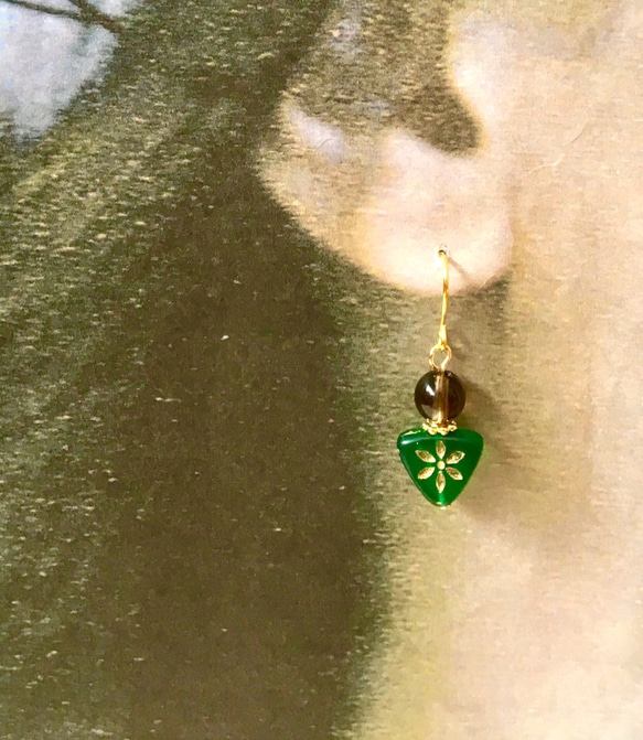 レトログリーン＊トライアングルチェコと天然石スモーキークォーツの耳飾り 2枚目の画像