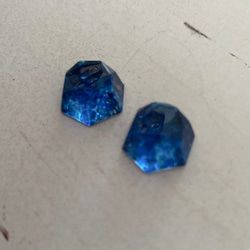 ブルーのダイヤ型イヤリング/ピアス 4枚目の画像