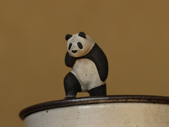 ※受注制作　物思いにふける パンダ蓋付マグカップ 3枚目の画像
