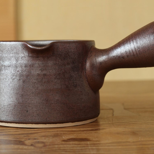 錆赤 片手土鍋 （右） 鍋・土鍋 山口トモ 通販 4699978｜Creema(クリーマ)