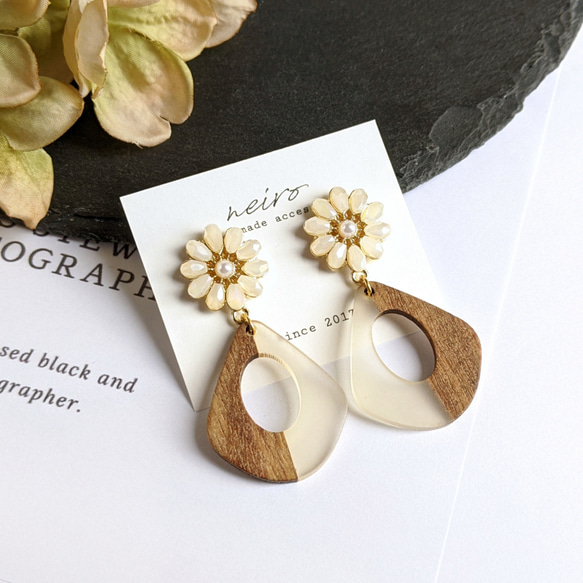 雫ラタンとパープルflowerたっぷりのピアス 不十分 