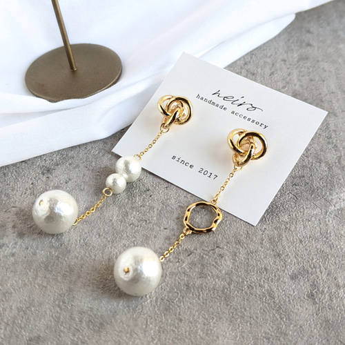 結び目ゴールド×コットンパールの揺れるピアス/イヤリング ピアス