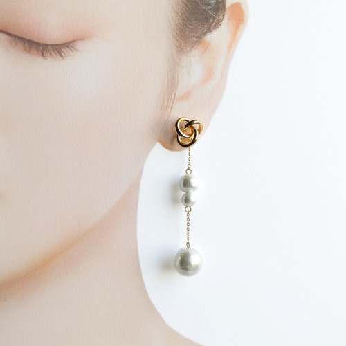 結び目ゴールド×コットンパールの揺れるピアス/イヤリング ピアス