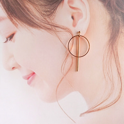 サークルとスティックのシンプルな大ぶりピアス/イヤリング 4枚目の画像