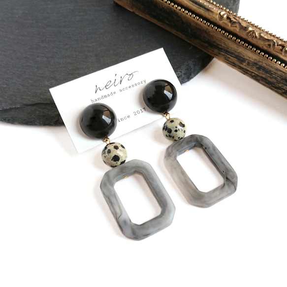 ブラック×グレースクエアの大ぶりピアス/イヤリング 金属アレルギー対応 1枚目の画像