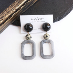 ブラック×グレースクエアの大ぶりピアス/イヤリング 金属アレルギー対応 2枚目の画像