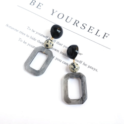 ブラック×グレースクエアの大ぶりピアス/イヤリング 金属アレルギー対応 3枚目の画像