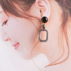 ブラック×グレースクエアの大ぶりピアス/イヤリング 金属アレルギー対応 4枚目の画像