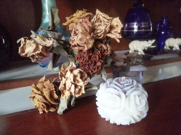 【Miss Jo工藝香氛蠟燭 】植物蜜蠟玫瑰花 ♦浪漫情人花海度假燭瑰 第2張的照片
