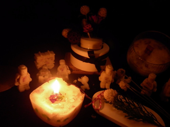 【Miss Jo工藝香氛蠟燭】花透琉璃玫瑰花心聖誕款蠟燭 &香氛杏子小蒼蘭 第5張的照片
