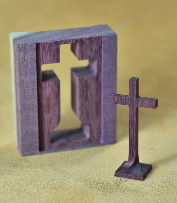 Carved Life系列 / Cross十字架辦公擺飾-紫心木 第3張的照片