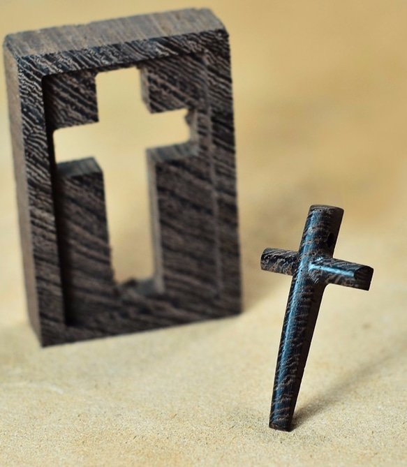 Ann 專屬訂單 Carved Life系列 / Cross十字架項鍊-鐵刀木 第3張的照片