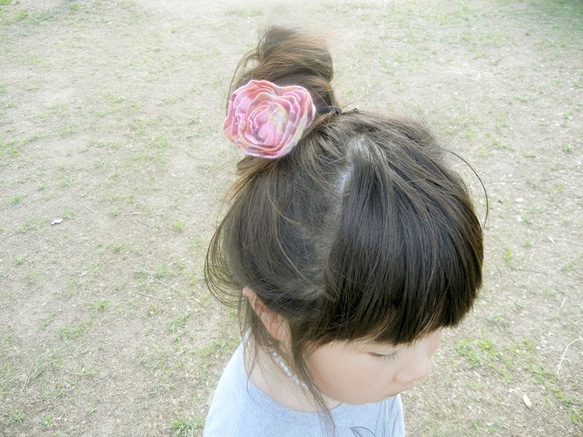 お花の髪飾り　ヘアゴム 1枚目の画像