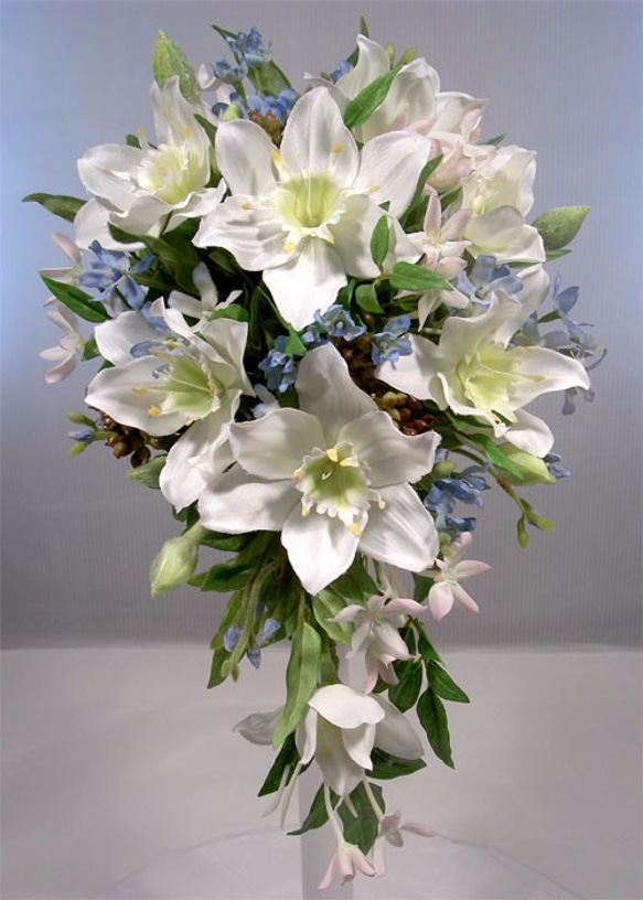 ユーチャリスとブルースターのオーバルブーケ ブーケ FLORALSHOP