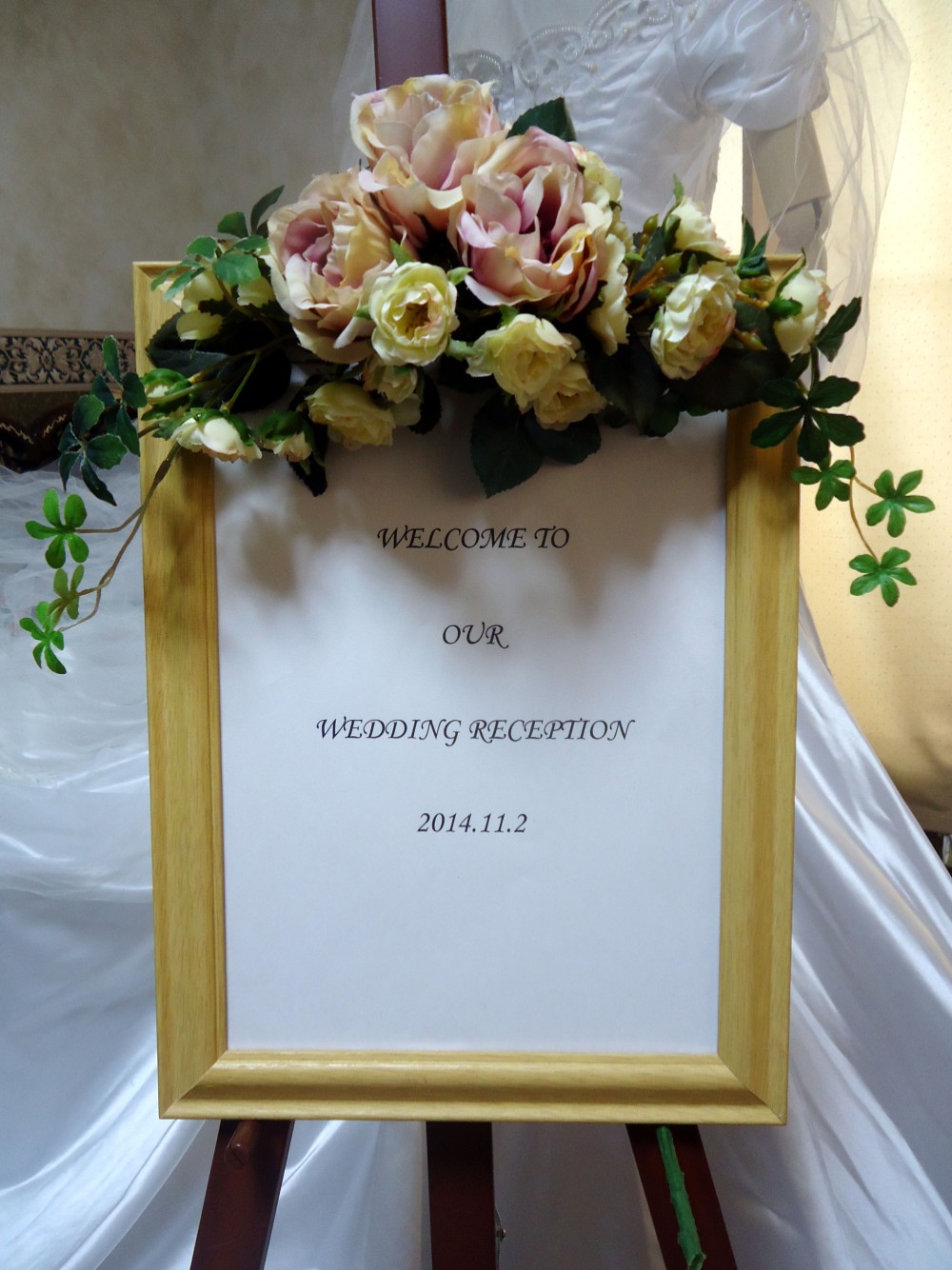 やわらか甘いクラシカルローズのウェルカムボード装花