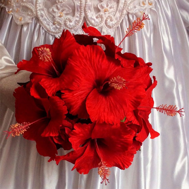赤いハイビスカスのラウンドブーケ　前撮り・リゾート婚・トスブーケにも！ブーケスタンド付き 13,797円