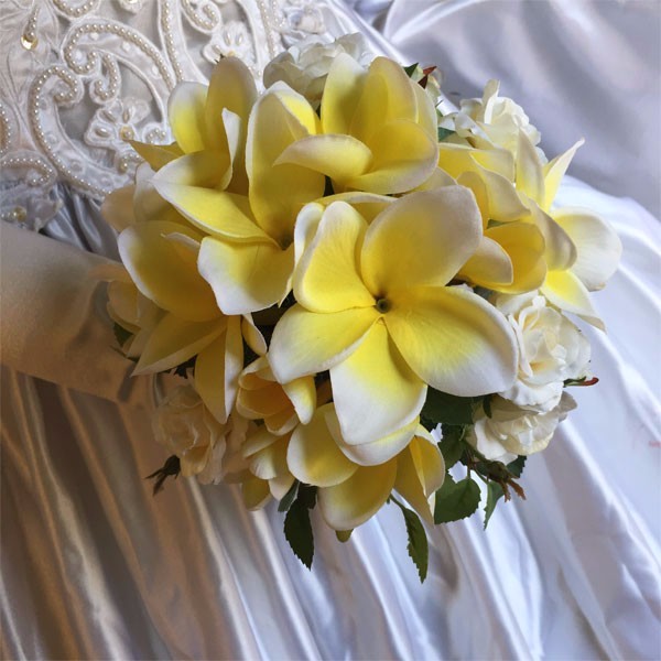 イエロープルメリアとミニホワイトローズのブーケ 前撮り・リゾート婚・トスブーケにも！ブーケスタンド付き 9,801円
