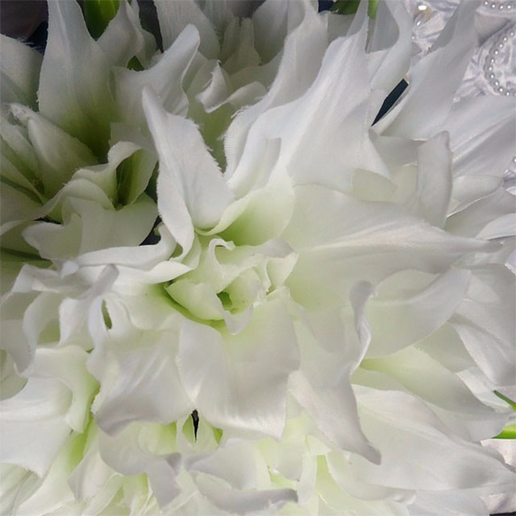 白ユリの花があふれるブーケ　前撮り・海外挙式・トスブーケにも！　ブーケスタンド付き 3枚目の画像