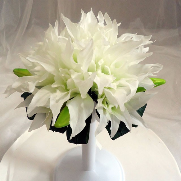 白ユリの花があふれるブーケ　前撮り・海外挙式・トスブーケにも！　ブーケスタンド付き 4枚目の画像