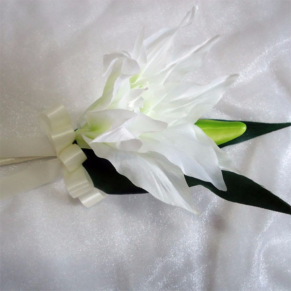 白ユリの花があふれるブーケ　前撮り・海外挙式・トスブーケにも！　ブーケスタンド付き 5枚目の画像