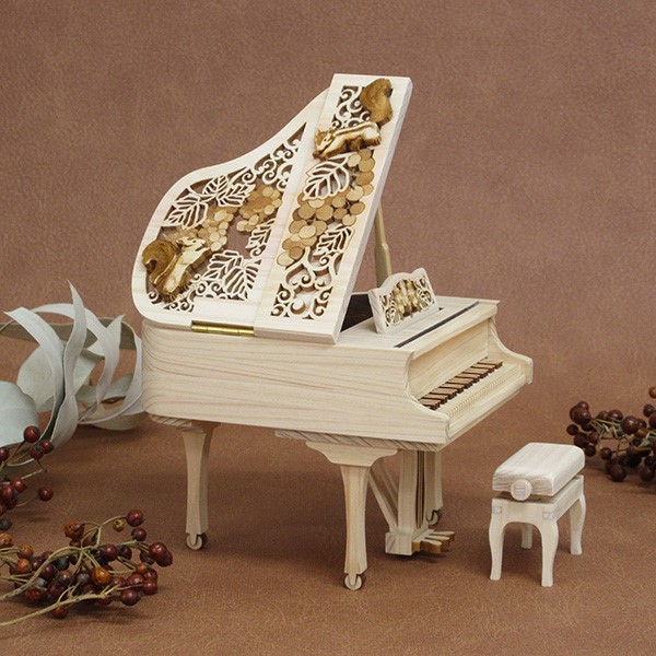 ひのきのアートピアノ　～ぶどう と りす～